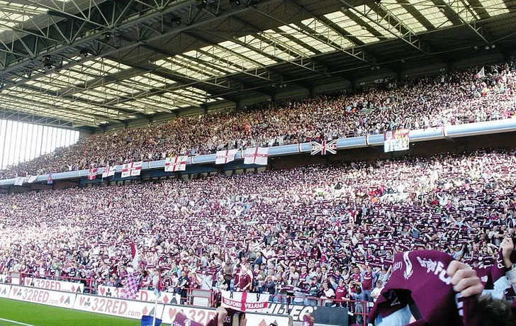 Nội thất khán đài Holte End tại sân Villa Park