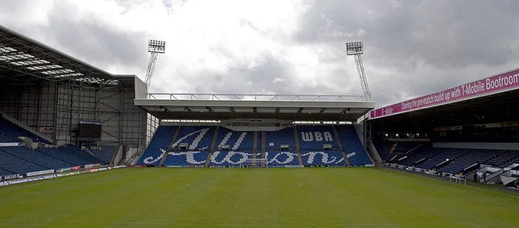 Nội thất sân The Hawthorns của West Bromwich Albion với hàng ghế trống trải