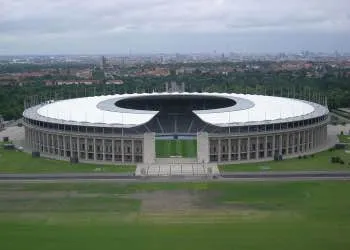 Olympiastadion Berlin nhìn từ trên cao với đường chạy điền kinh
