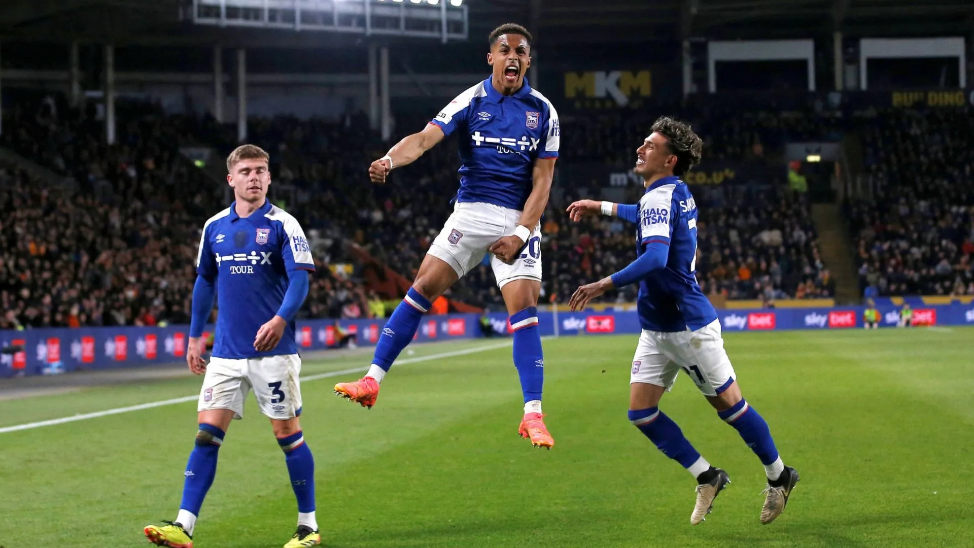 Omari Hutchinson ăn mừng bàn thắng vào lưới Hull City