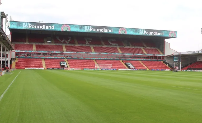 Phối cảnh khán đài chính của sân Bescot Stadium, nổi bật kiến trúc và các khu vực chức năng