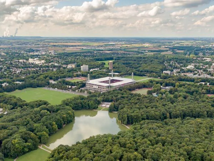 RheinEnergieStadion nhìn từ xa, toàn cảnh sân vận động ở Cologne