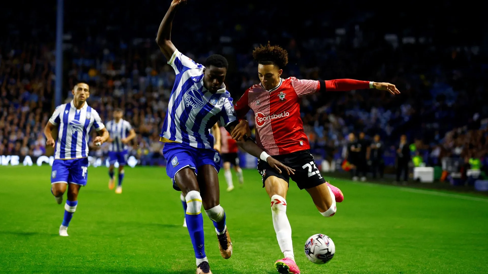 Samuel Edozie trong màu áo Southampton tại giải Hạng Nhất Anh
