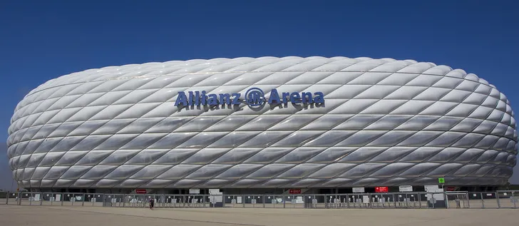 Sân Allianz Arena nhìn từ bên trong, với hàng ghế khán đài đỏ và xanh đặc trưng