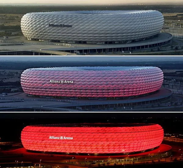 Sân Allianz Arena rực sáng vào ban đêm với màu đỏ biểu tượng của Bayern Munich