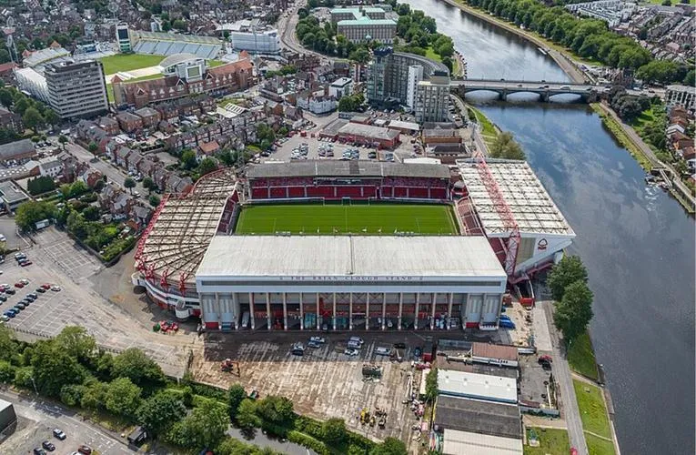 Sân The City Ground nhìn từ trên không, cho thấy quy mô và kiến trúc độc đáo.
