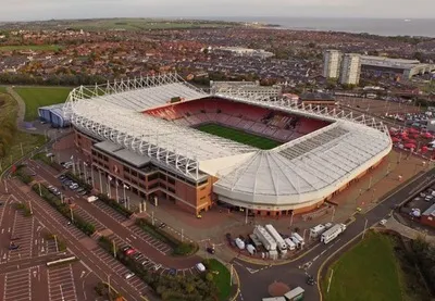 Sân vận động Ánh sáng Sunderland nhìn từ trên cao với kiến trúc mái vòm đặc trưng và mặt sân xanh mướt