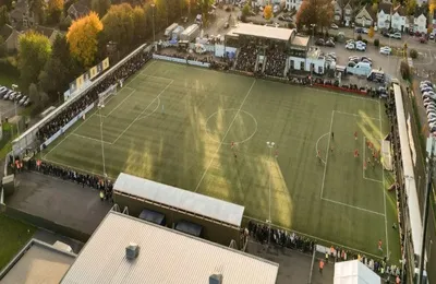 Sân vận động Arbour Park nhìn từ trên cao, sân nhà của Slough Town FC