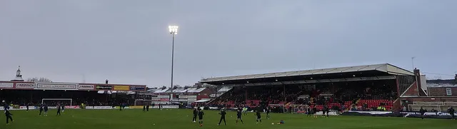 Sân vận động Bootham Crescent trong một trận đấu tối, dưới ánh đèn