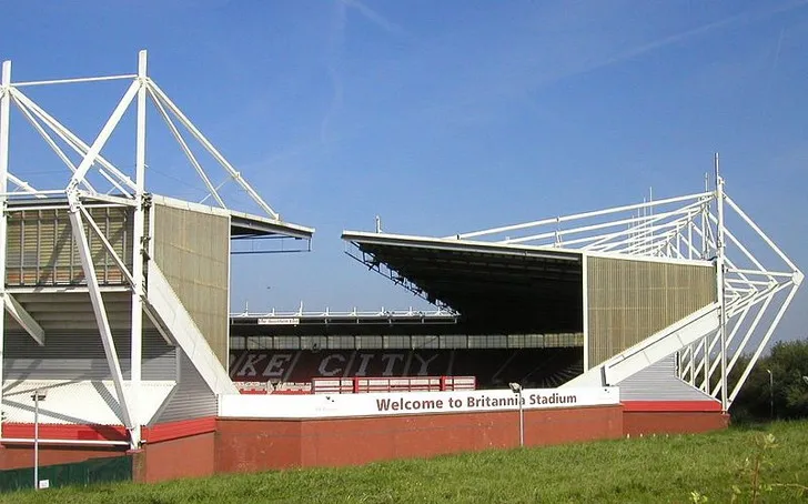 Sân vận động Britannia (nay là Bet365 Stadium) nhìn từ phía sau