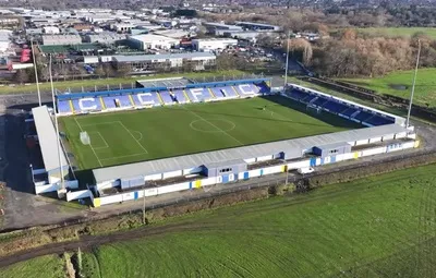 Sân vận động Deva Stadium của Chester FC nhìn từ trên cao, thể hiện kiến trúc đặc trưng và vị trí.