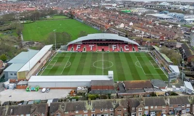 Sân vận động Highbury nhìn từ trên cao, cho thấy tổng quan kiến trúc độc đáo của sân nhà Fleetwood Town FC