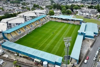Sân vận động Plainmoor của Torquay United nhìn từ bên ngoài, biểu tượng lịch sử bóng đá Anh