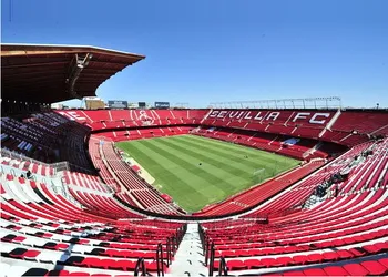 Sân vận động Ramon Sanchez Pizjuan toàn cảnh với mái che đặc trưng