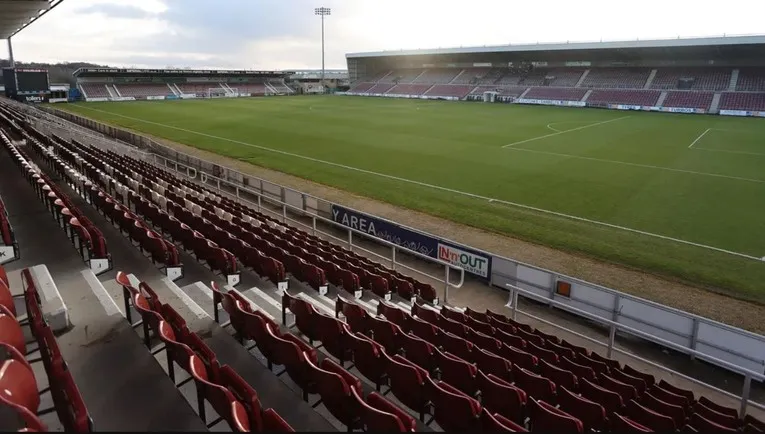 Sân vận động Sixfields nhìn từ khán đài trước trận đấu