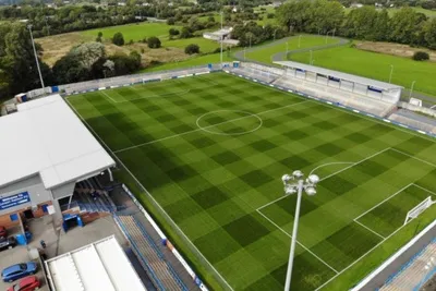 Sân vận động Tameside của Curzon Ashton FC tại Ashton-under-Lyne, một biểu tượng của bóng đá Non-League Anh.