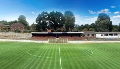 Sân vận động The Meadow Chesham United với khán đài mở