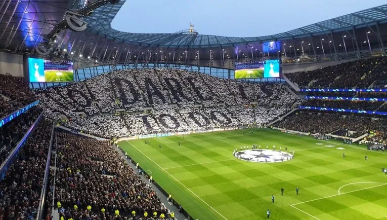 Sân vận động Tottenham Hotspur với thông điệp 'Dám ước mơ'