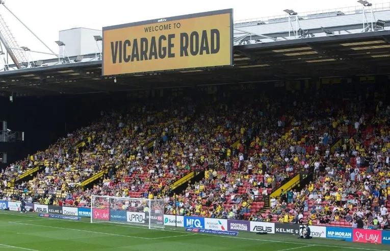 Sân Vicarage Road rực rỡ trong ngày thi đấu, sẵn sàng cho trận cầu đỉnh cao của Watford