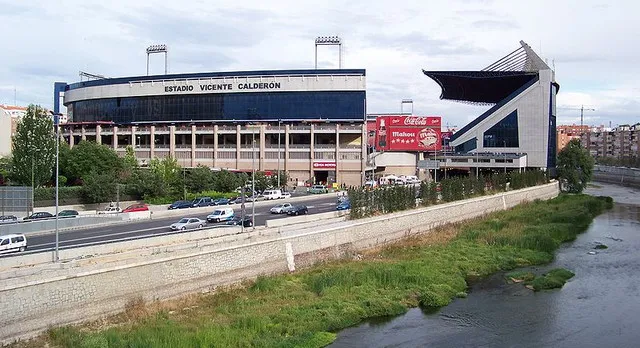 Sân Vicente Calderón và cấu trúc độc đáo nhìn từ bờ sông Manzanares.