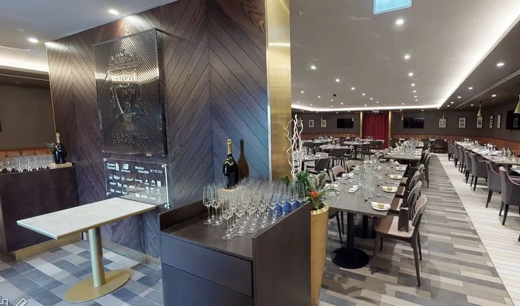 Sảnh 1862 sang trọng tại sân Anfield, một trong những khu vực hospitality cao cấp dành cho khách VIP và trải nghiệm đặc biệt.