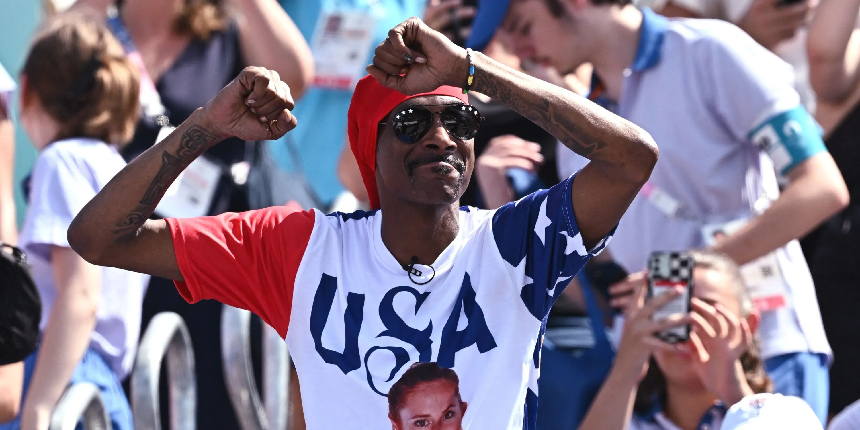 Snoop Dogg tạo dáng trong trang phục có logo Swansea City, đánh dấu vai trò đồng sở hữu mới của anh tại câu lạc bộ bóng đá xứ Wales.