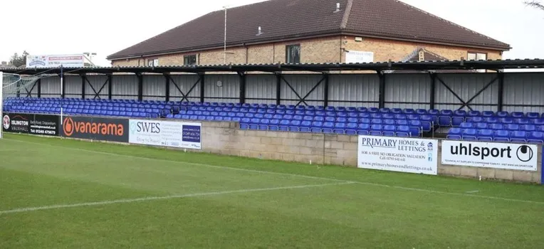 Sơ đồ bố trí chỗ ngồi tại sân Hardenhuish Park của Chippenham Town FC