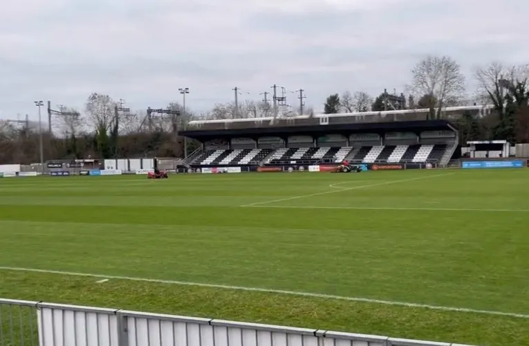 Sơ đồ và khu vực khán đài tại York Road, sân vận động của Maidenhead United.