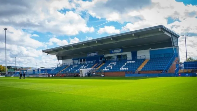 Sơ đồ và phối cảnh khán đài chính tại Tameside Stadium, mô tả vị trí các khu vực ngồi cho khán giả.