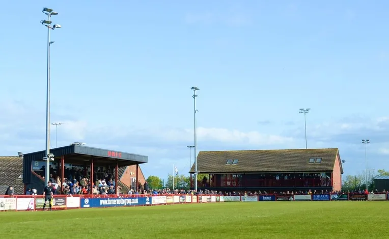 Tầm nhìn từ khán đài ra sân cỏ chất lượng cao của Bloomfields Stadium