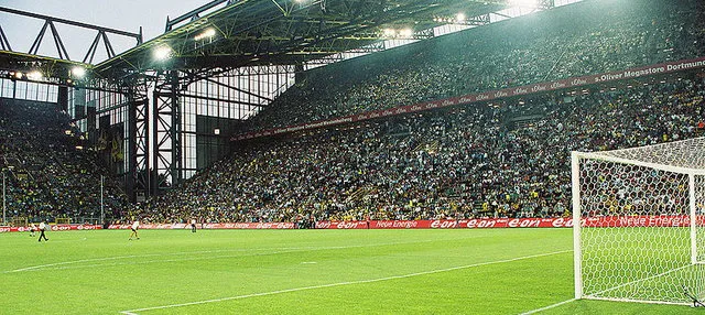 Tầm nhìn từ khu vực sân cỏ ra các khán đài hùng vĩ tại sân nhà Borussia Dortmund.
