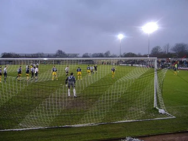 Thủ môn Forest Green Rovers tập trung theo dõi trận đấu tại The New Lawn