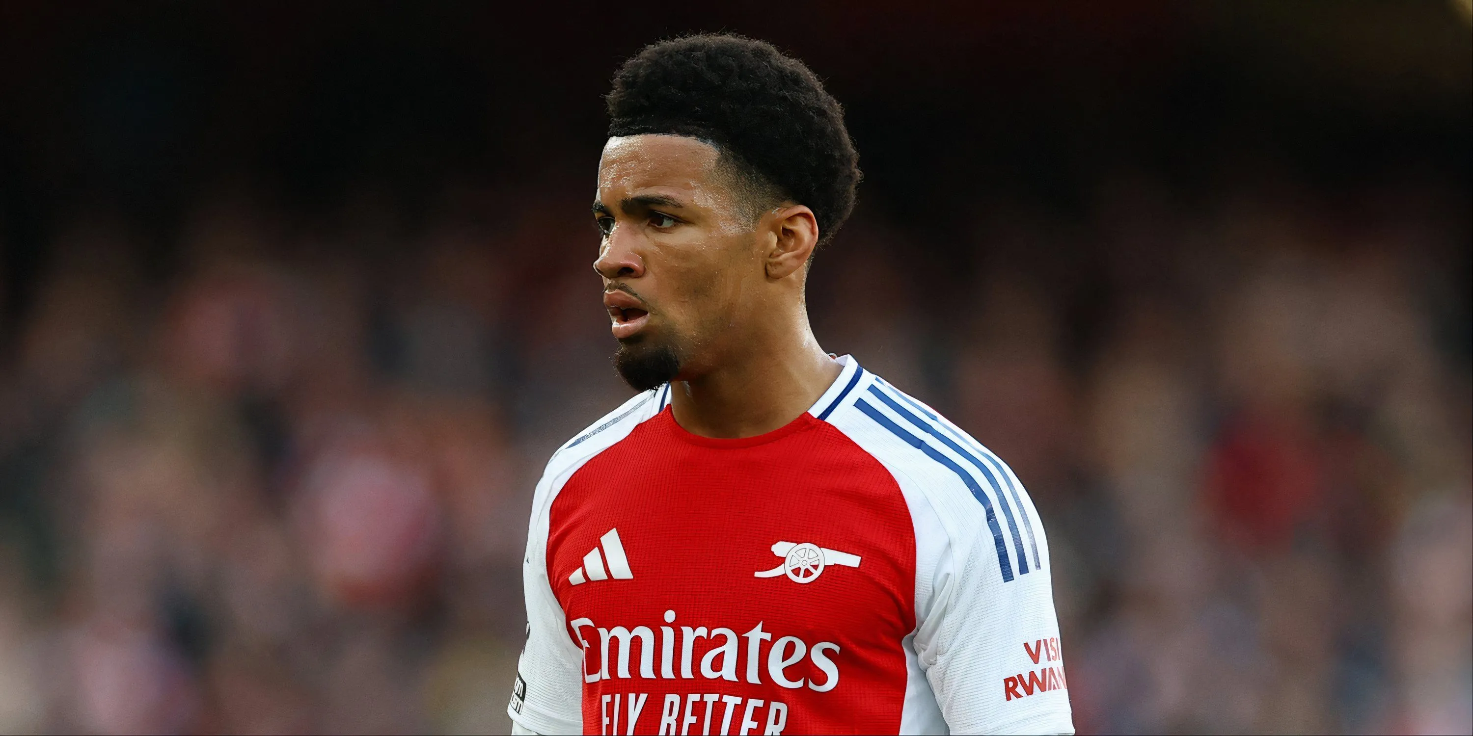 Tiền vệ tấn công Ethan Nwaneri thi đấu cho Arsenal, biểu tượng của tiềm năng học viện Hale End.