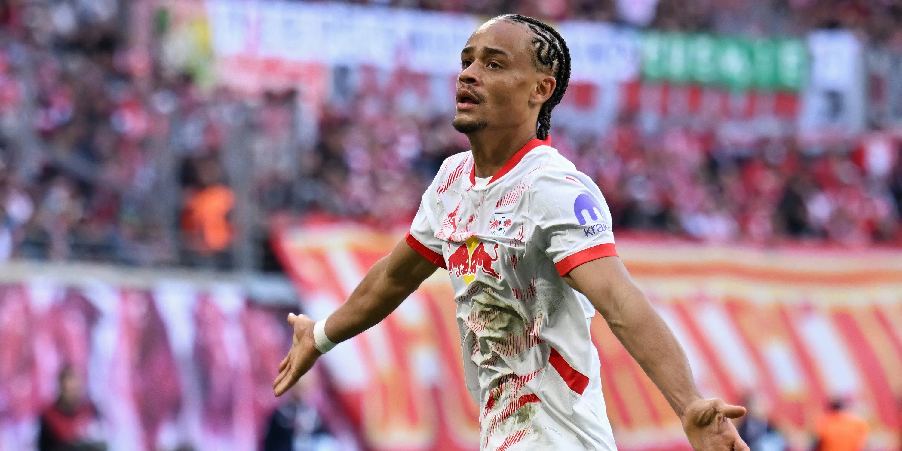 Tiền vệ Xavi Simons ăn mừng bàn thắng