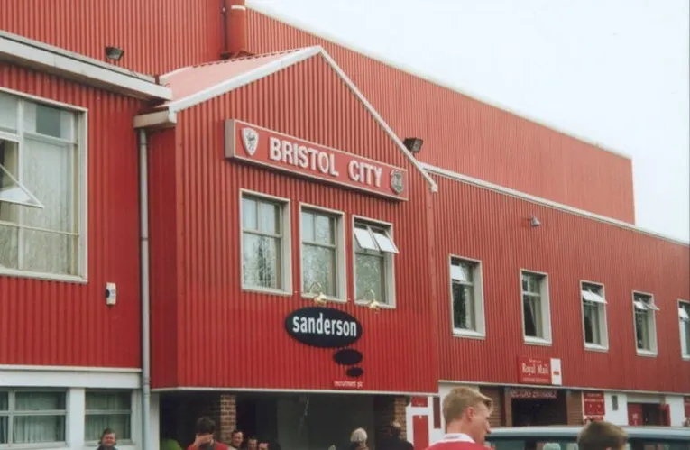 Tòa nhà chính của sân Ashton Gate với kiến trúc hiện đại, nổi bật từ bên ngoài