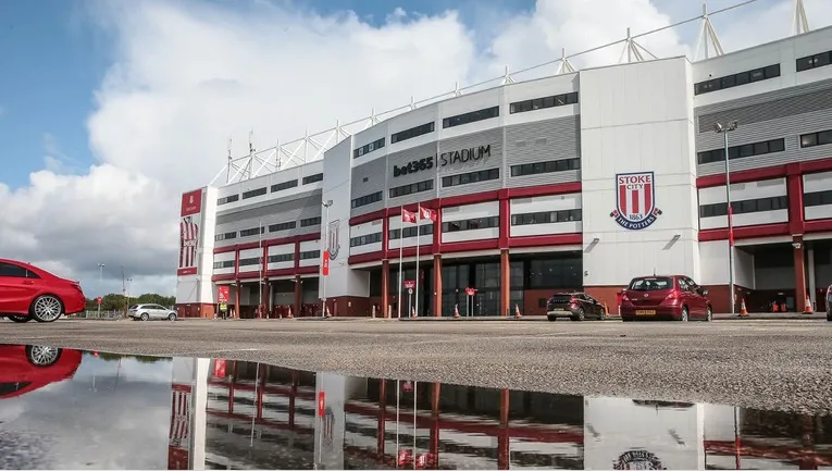 Toàn cảnh bên ngoài sân vận động Bet365 Stadium của Stoke City