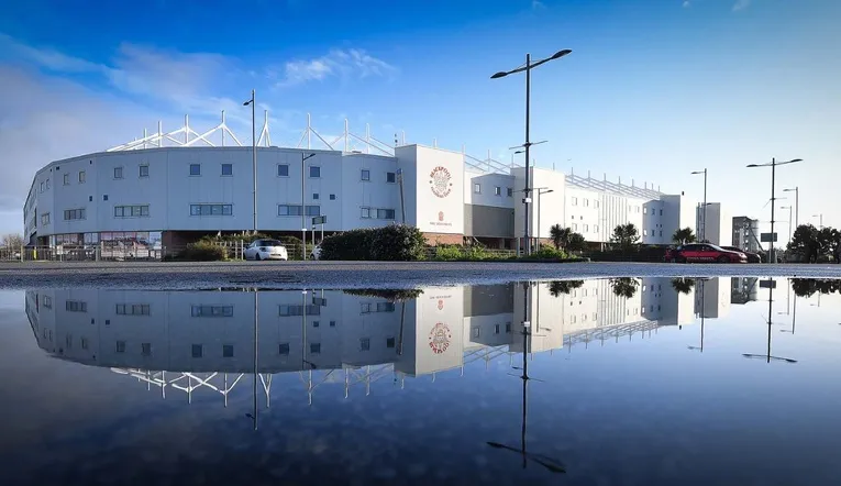 Toàn cảnh bên ngoài sân vận động Bloomfield Road, kiến trúc hiện đại của sân nhà Blackpool