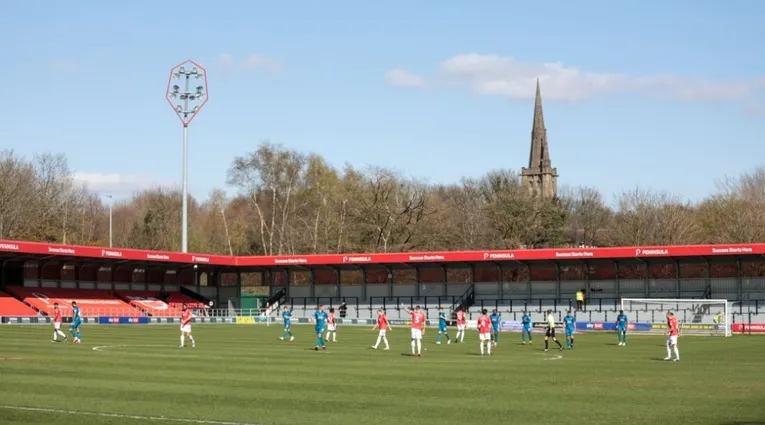 Toàn cảnh các khán đài sân Peninsula Stadium, sân nhà của Salford City FC
