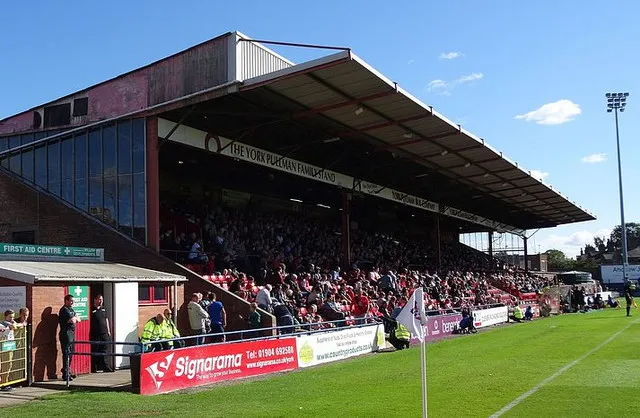 Toàn cảnh khán đài chính Main Stand tại sân Bootham Crescent, có các phòng chức năng