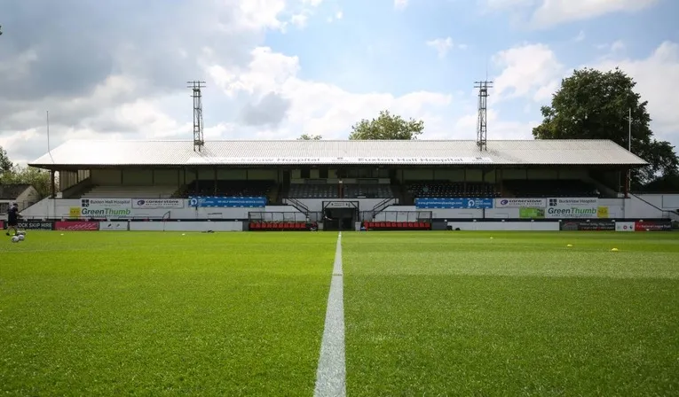 Toàn cảnh khán đài Main Stand của sân vận động Victory Park, Chorley FC