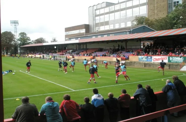 Toàn cảnh khán đài sân Recreation Ground của Aldershot Town từ góc nhìn người hâm mộ
