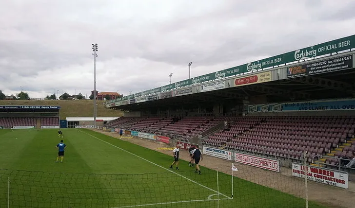 Toàn cảnh khán đài sân Sixfields trước khi trận đấu bắt đầu