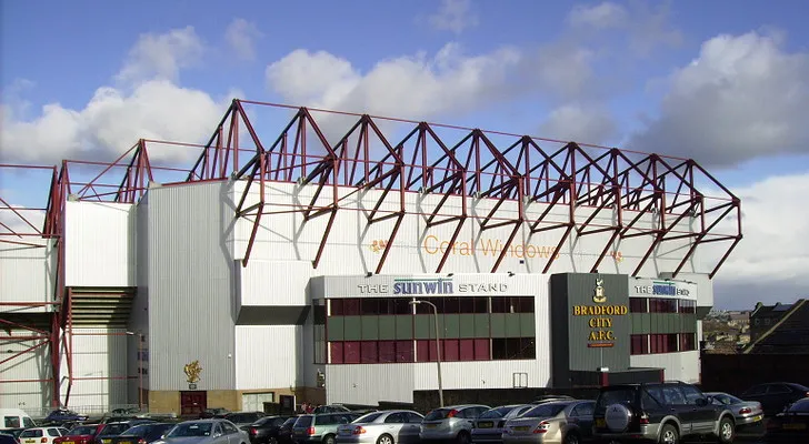 Toàn cảnh khán đài Sunwin Stand tại sân vận động Valley Parade