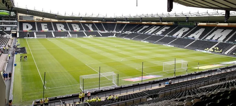 Toàn cảnh mặt cỏ và khán đài bên trong sân Pride Park của Derby County