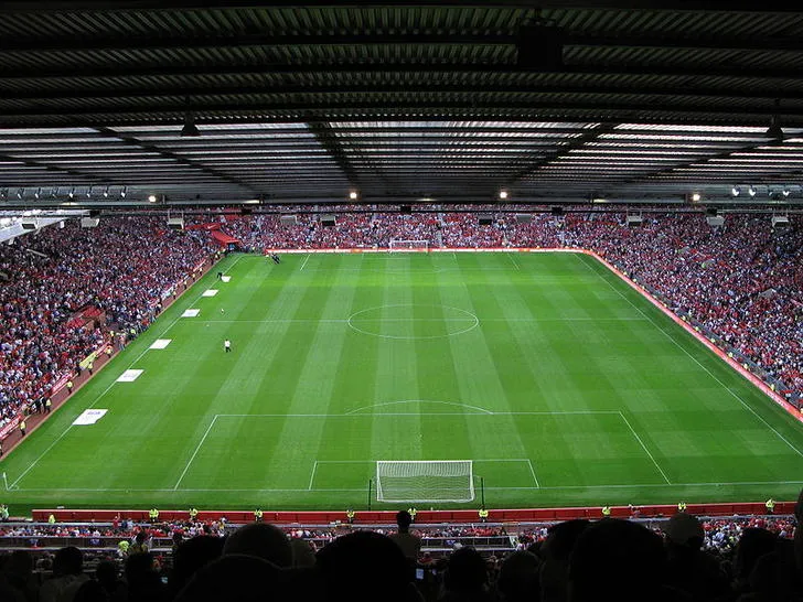 Toàn cảnh mặt sân cỏ Old Trafford nhìn từ khán đài, nơi diễn ra các trận đấu của Quỷ Đỏ