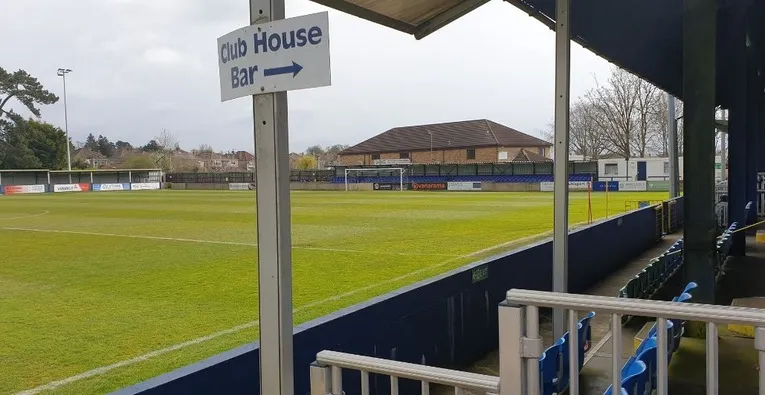Toàn cảnh mặt sân và khán đài chính Hardenhuish Park nhìn từ khán đài