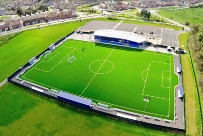 Toàn cảnh Parkside Stadium, sân nhà của CLB Aveley FC tại Essex, Anh