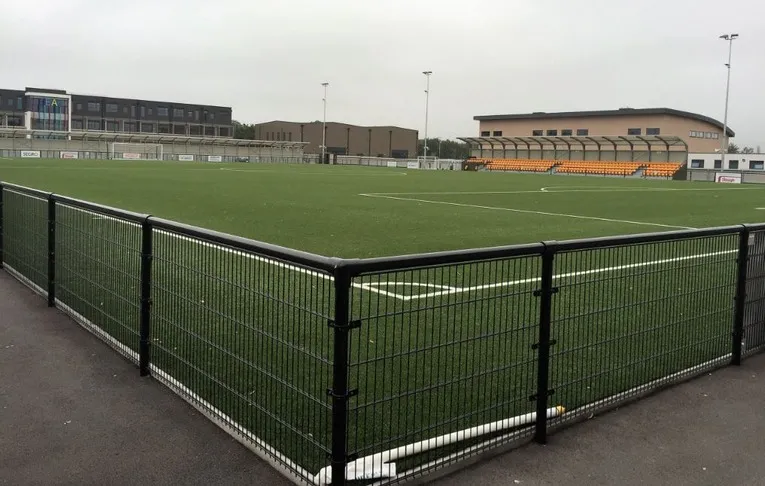 Toàn cảnh sân bóng Arbour Park với mặt cỏ 3G chất lượng FIFA từ khán đài