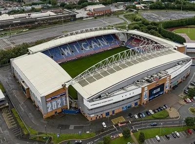 Toàn cảnh sân Brick Community Stadium nhìn từ trên cao, sân nhà của Wigan Athletic