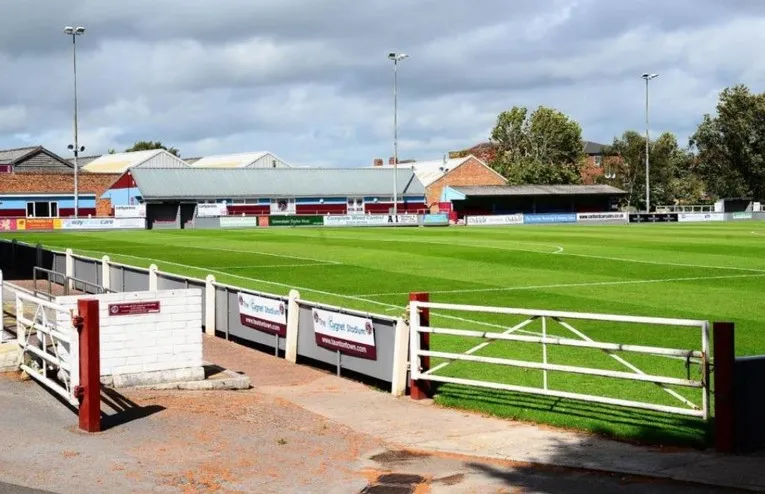 Toàn cảnh sân cỏ xanh mướt của Wordsworth Drive, sẵn sàng cho các trận đấu của Taunton Town.